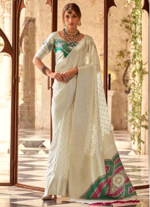 Exuberant Weaving White Traditional Saree