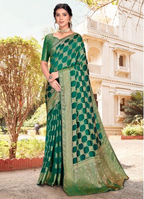 Hypnotizing Green Border Classic Saree