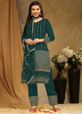 Imposing Pakistani Salwar Kameez For Party