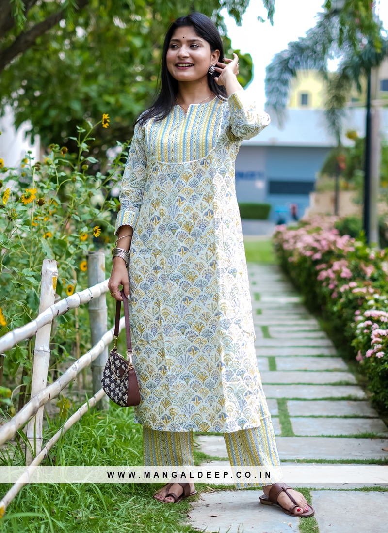 Buy Pranjal Women Parrot Green Rayon Kurti With Palazzo (Light Green)_L  Online at Best Prices in India - JioMart.