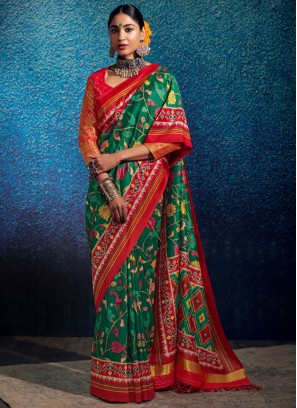 Snazzy Green Printed pure-dola Classic Saree