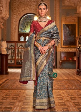 Striking Classic Saree For Party