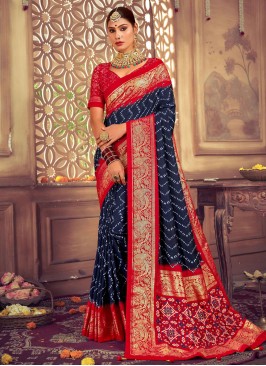 Winsome Navy Blue Abstract Print Saree